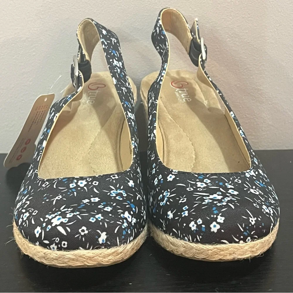 New with tags BareTraps Danny Blue Floral Espadrilles size 6.5